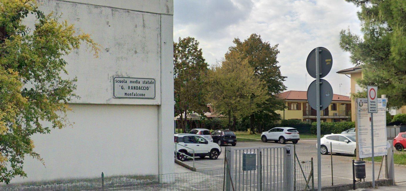 Immagine per «Studenti in attesa sotto la pioggia a Monfalcone», la denuncia di Morsolin